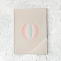Minimalistisk plakat med en geometrisk cirkel i pastelnuancer.