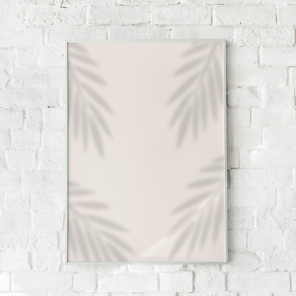 Plakat med palmeskygger på en beige baggrund.