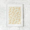 Minimalistisk plakat med bløde prikker i beige og hvid.