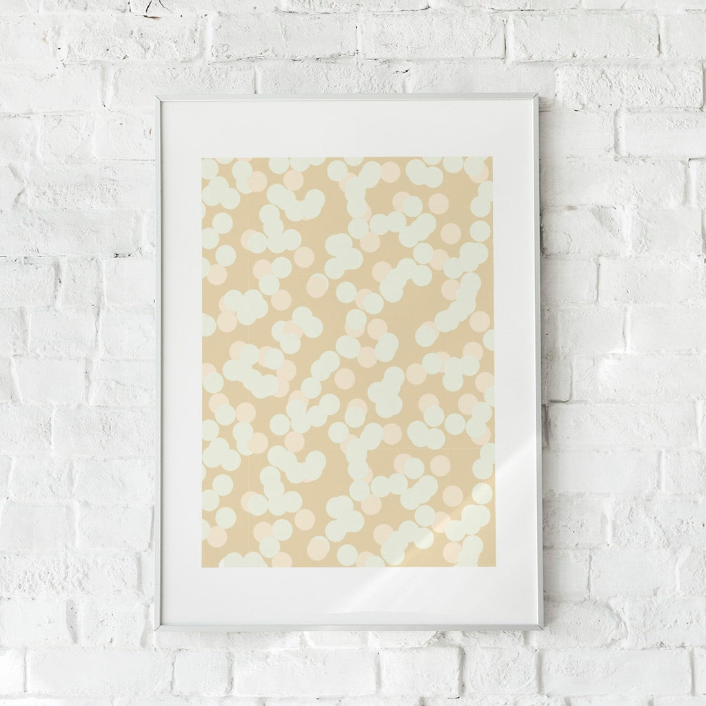 Minimalistisk plakat med bløde prikker i beige og hvid.