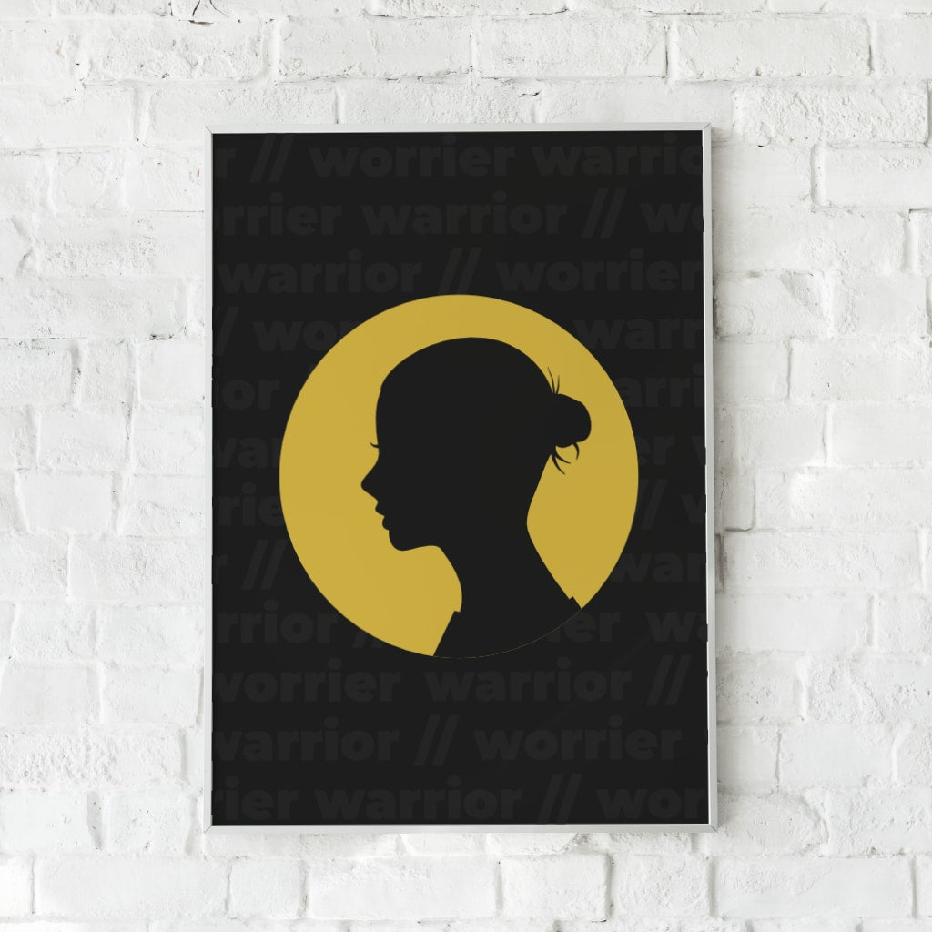 Grafisk plakat med kvindesilhuet og ordene "Warrior" og "Worrier".	