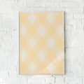 Plakat med geometrisk mønster i gule og beige nuancer.	