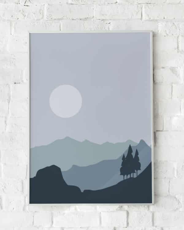 Plakat med stiliserede bjerge og en måne i dæmpede blågrå nuancer.